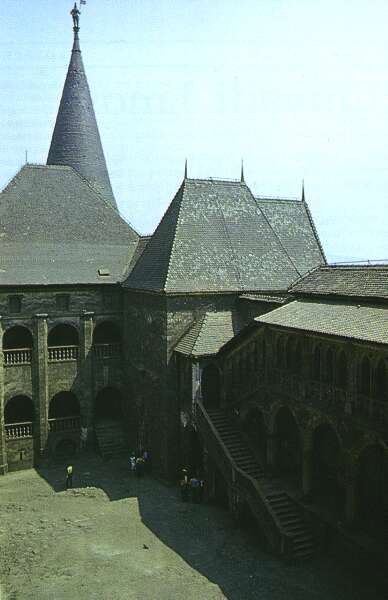 Vajdahunyadv�r, udvar 