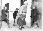 89. Apr�szenteki korb�csol�s, Zselickisfalud (Somogy megye). G�nyey (�bner) S�ndor felv�tele, 1931 (N�prajzi M�zeum, Budapest)
