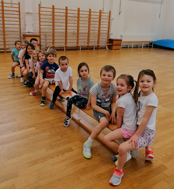A Soproni Egyetem Lewinszky Anna Gyakorló Óvoda Rozmaring csoportja. A Soproni Egyetem Lewinszky Anna Gyakorló Óvoda Rozmaring csoportja.